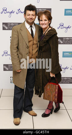 Andy Serkis e Lorraine Ashbourne arrivano alla prima di Bright Star, durante il London Film Festival, all'Odeon a Leicester Square, Londra. Foto Stock