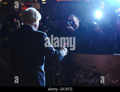 Il Sindaco di Londra, Boris Johnson arriva alla prima di Bright Star, durante il London Film Festival, all'Odeon di Leicester Square, Londra. Foto Stock