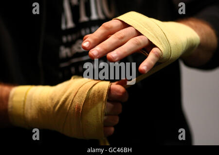 Boxing - Carl Froch Media Workout - Crowne Plaza Hotel - Nottingham. Carl Froch si fende le mani durante un lavoro mediatico al Crowne Plaza Hotel di Nottingham. Foto Stock