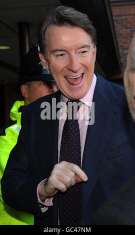 Il segretario d'affari Lord Mandelson arriva al Civic Center di Gateshead durante una visita nel Nord Est. Foto Stock