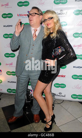 Nancy Sorrell e il marito Vic Reeves arrivano per il premio Specsaver indossatore dell'anno 2009 al Victoria and Albert Museum di Londra. Foto Stock