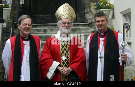 (Da sinistra a destra) il vescovo di Lichfield, il reverendo di destra Jonathan Gledhill, l'arcivescovo di Canterbury, Rowan Williams e il neo consacrato vescovo di Shrewsbury Reverendo di destra, Mark Rylands fuori dall'abbazia di Westminster a Londra. Foto Stock