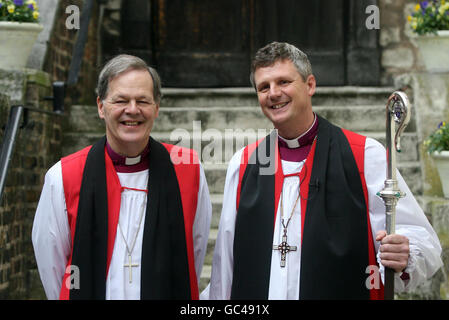 (Da sinistra a destra) il vescovo di Lichfield, il reverendo destro Jonathan Gledhill, e il nuovo vescovo consacrato di Shrewsbury, il reverendo destro, Mark Rylands fuori dall'Abbazia di Westminster a Londra. Foto Stock