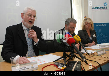 (Da sinistra) i leader del Congresso David Begg, Jack o'Connor e Sally Anne Kinahan tengono una conferenza stampa mentre lanciano oggi il loro piano in 10 punti per la ripresa nazionale alla Congress House di Dublino. Foto Stock
