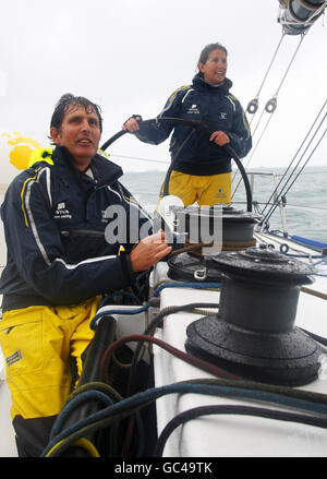 Il duo di vela britannico Dee Caffari e Brian Thompson a bordo dello yacht da corsa Open 60 Aviva prima dell'inizio della nona edizione della gara Transat Jacques Vabre dalla Francia alla Costa Rica domenica 08 novembre. Foto Stock