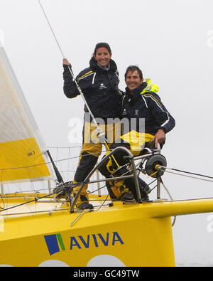 Il duo di vela britannico Dee Caffari e Brian Thompson a bordo dello yacht da corsa Open 60 Aviva prima dell'inizio della nona edizione della gara Transat Jacques Vabre dalla Francia alla Costa Rica domenica 08 novembre. Foto Stock