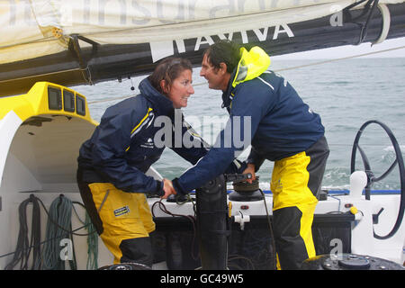 Il duo di vela britannico Dee Caffari e Brian Thompson a bordo dello yacht da corsa Open 60 Aviva prima dell'inizio della nona edizione della gara Transat Jacques Vabre dalla Francia alla Costa Rica domenica 08 novembre. Foto Stock