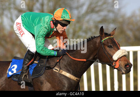 Corse di cavalli - Family Fun Day - Huntingdon Racecourse. Jockey Tom Scudamor su Parazar durante il Rosemary Petronis Birthday Celebration 'National Hunt' Maiden Hurdle Foto Stock