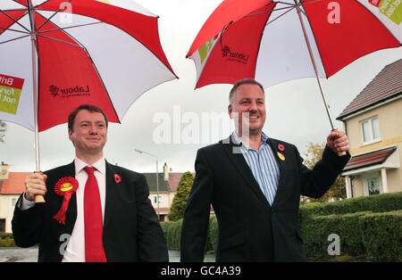 (Da sinistra a destra) Glasgow North East by-election candidato laburista Willie Bain e Jack McConnell MSP campagna a Glasgow in vista delle elezioni by-election il 12 novembre. Foto Stock