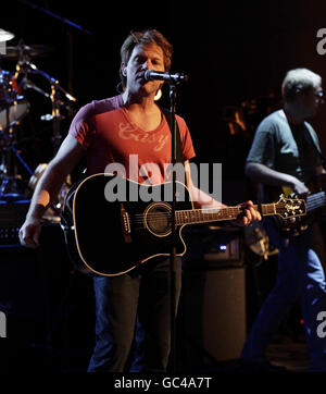 Jon Bon Jovi di Bon Jovi ha suonato dal vivo per la Live Lounge di radio 1 con Fearne Cotton, presso il BBC radio Theatre di Broadcasting House, nel centro di Londra. Foto Stock