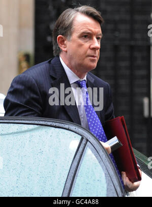 Il segretario d'affari Lord Mandelson arriva per una riunione del gabinetto a Downing Street, Londra. Foto Stock