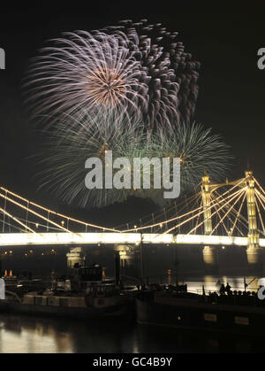 I fuochi d'artificio del Battersea Park sul ponte Albert a Londra. Foto Stock