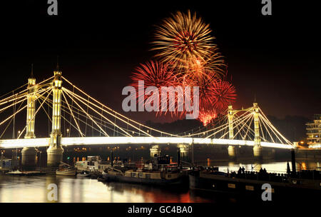 I fuochi d'artificio di Battersea Park sull'Albert Bridge di Londra. La notte di 'Guy Fawkes' fu stabilita dopo il fallito 'Gunpowder Plot', il 5 novembre 1605, che aveva lo scopo di distruggere la Camera dei Comuni, la Camera dei Lord e la persona del Re (Re Giacomo i). Guy (o Guido) Fawkes è stato uno dei cospiratori cattolici che tentarono la trama, e viene bruciato in effigie su innumerevoli falò in tutto il paese, il 5 novembre di ogni anno o vicino. Foto Stock