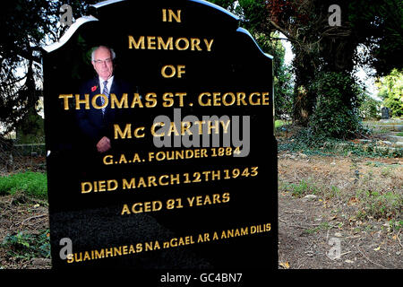 Royal Ulster Constabulary George Cross Foundation Chairman Jim McDonald si riflette nella lapide del fondatore della GAA e dell'ex ispettore del Constabulary irlandese reale Thomas St. George McCarthy nei terreni del cimitero di Deansgrange a Dublino. Foto Stock