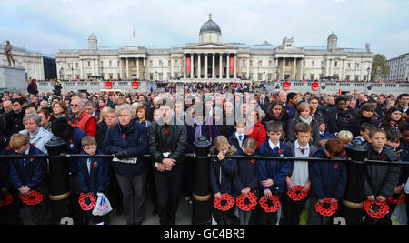 Un silenzio di due minuti è osservato in Trafalgar Square, Londra, dopo un concerto pubblico del giorno della memoria e la lettura della poesia ospitata dalla Legione Britannica reale. Foto Stock