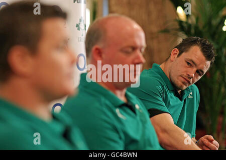 Il Cian Healy (a destra) d'Irlanda ascolta il direttore Declan Kidney (centro) e Brian o'Driscoll durante una conferenza stampa al Fitzpatricks Hotel, Dublino. Foto Stock