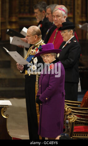 La Regina Elisabetta II della Gran Bretagna e il Duca di Edimburgo frequentano un servizio commemorativo per celebrare il passaggio della prima generazione della Guerra Mondiale all'Abbazia di Westminster a Londra. Foto Stock