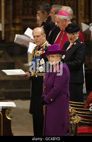 La Regina Elisabetta II della Gran Bretagna e il Duca di Edimburgo frequentano un servizio commemorativo per celebrare il passaggio della prima generazione della Guerra Mondiale all'Abbazia di Westminster a Londra. Foto Stock