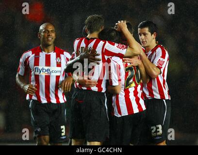 Rickie Lambert di Southampton festeggia il suo secondo gol di schieramenti il gioco con il compagno di squadra Foto Stock