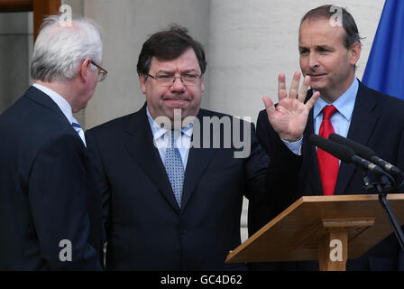 L-R il Ministro dell'ambiente John Gormley Taoiseach Brian Cowen e il Ministro degli Affari Esteri Micheal Martin parlano ai media dopo aver proclamato la vittoria nel referendum del trattato di Lisbona presso gli edifici governativi di Dublino. Foto Stock