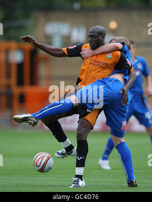 Paul Furlong di Barnett tiene fuori il Rob Atkinson di Grimsby Town durante la partita della Coca-Cola League due a Underhill, Barnett. Foto Stock