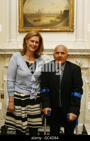 Sarah Brown ha un ritratto preso con uno dei dieci vincitori regionali dell'ITV Feelgood Factor Award, Warner Duff, da Ipswich (Anglia), all'interno di 10 Downing Street nel centro di Londra. Foto Stock