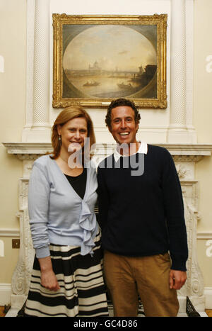 Sarah Brown ha un ritratto preso con uno dei dieci vincitori regionali dell'ITV Feelgood Factor Award, Neil Hapgood, da Neath (Galles), all'interno di 10 Downing Street nel centro di Londra. Foto Stock