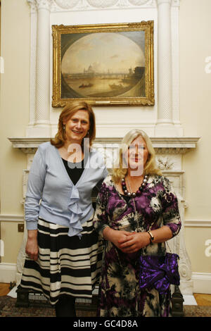 Sarah Brown ha un ritratto preso con uno dei dieci vincitori regionali dell'ITV Feelgood Factor Award, Kathryn Miller, da Bolton (Granada), all'interno di 10 Downing Street nel centro di Londra. Foto Stock