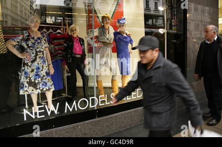 Consulente retail e presentatore televisivo Mary Portas (seconda a destra) pone con i lavoratori del negozio di beneficenza Brenda Dean (a sinistra), Che lavora in un negozio 'Save the Children', Inge Gartner (seconda a sinistra) e Tricia Van Geens (a destra) che lavorano entrambi in un negozio 'North London Hospice', per promuovere V Day - una campagna per far volontariato in negozi di beneficenza - alla House of Fraser su Oxford Street, nel centro di Londra. Foto Stock