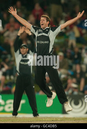 Ian Butler della Nuova Zelanda si appella senza successo durante la finale ICC Champions al Centurion Stadium di Centurion, in Sud Africa. Foto Stock