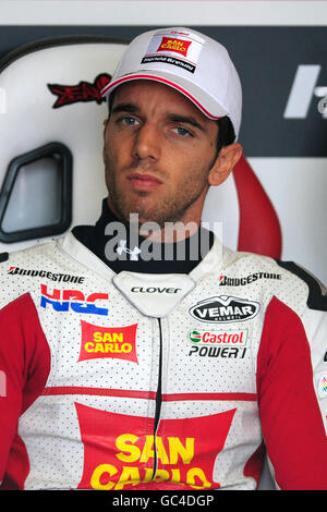 Motociclismo - Moto GP - Round Ten - Practice - Donington Park. Alex De Angelis della San Carlo Honda Gresini durante la giornata di prove del Gran Premio di Gran Bretagna a Donington Park, Castle Donington. Foto Stock