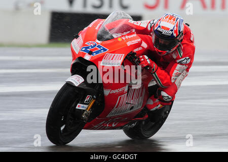 Motociclismo - Moto GP - Round Ten - Practice - Donington Park. La Ducati Marlboro's Casey Stoner durante la giornata di prove del Gran Premio di Gran Bretagna a Donington Park, Castle Donington. Foto Stock