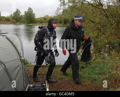 I membri del team di ricerca subacquea di Scotland Yard indagano su un lago al Bedfont Lakes Country Park, vicino a Heathrow, per i detective auto che credono sia stato usato per portare il corpo di Milly Dowler assassinato. Foto Stock