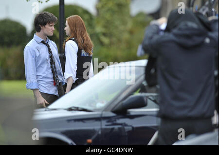 L'attore Matt Smith, l'undicesimo Dottore che, nella foto con il suo assistente Karen Gillan, vestì come ufficiale di polizia durante le riprese sul set vicino alla cattedrale di Llandaff, Cardiff, Galles, dove l'ultima serie di Doctor Who è in flimed. Foto Stock