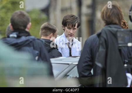 L'attore Matt Smith, l'undicesimo Dottore che, durante le riprese in set vicino alla cattedrale di Llandaff, Cardiff, Galles, dove l'ultima serie di Doctor Who è stato girato. Foto Stock