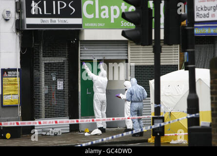 Ufficiali forensi indagano sulla scena vicino alla stazione ferroviaria di Clapton, nella zona est di Londra, dopo la morte di un giovane. Foto Stock