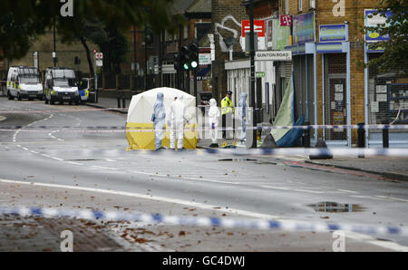 Ufficiali forensi indagano sulla scena vicino alla stazione ferroviaria di Clapton, nella zona est di Londra, dopo la morte di un giovane. Foto Stock