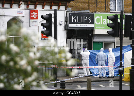 Gli ufficiali della Forensics indagano sulla scena vicino alla stazione ferroviaria di Clapton, nella parte est di Londra, dopo la uccisione fatale di un giovane. Foto Stock