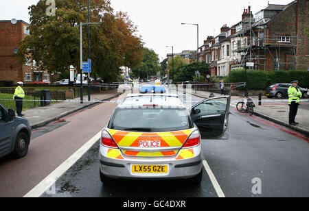 Gli ufficiali di polizia fanno rispettare un cordone vicino alla stazione ferroviaria di Clapton nella parte est di Londra, dopo la morte sparatoria di un giovane uomo. Foto Stock