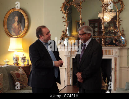 Il primo ministro scozzese Alex Salmond (a sinistra) parla con il dottor Arun Gandhi, nipote di Mahatma Gandhi durante la sua visita a Bute House, Edimburgo. Foto Stock