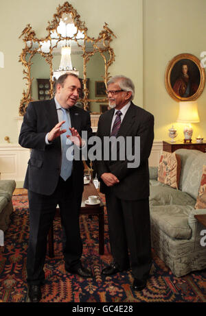 Il primo ministro scozzese Alex Salmond (a sinistra) parla con il dottor Arun Gandhi, nipote di Mahatma Gandhi durante la sua visita a Bute House, Edimburgo. Foto Stock