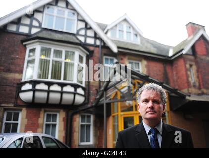 Roy Walker, ex manager di Sutton Place, si trova di fronte alla ex casa per bambini ora chiusa a Hull, dove si comprende che Georgia Rowe abbia vissuto fino al trasferimento in Scozia. Foto Stock