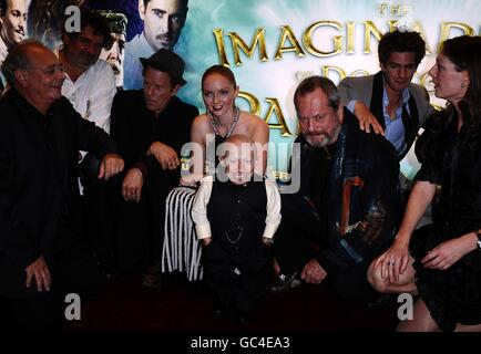 I membri del cast e dell'equipaggio, tra cui Tom Waits, Lily Cole, Verne Troyer, Terry Gilliam e Andrew Garfield, arrivano per la UK Film Premiere dell'Imaginarium del Dottor Parnassus, all'Empire Leicester Square, Londra. Foto Stock