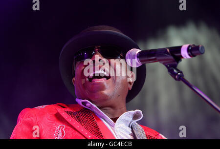 Tito Jackson, fratello di Michael Jackson, ha suonato come ospite speciale per il tour del Regno Unito di Gladys Knight alla MEN Arena di Manchester. Foto Stock