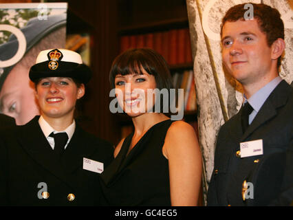 Dannii Minogue (centro) con i cadetti James Boon e Lisa Froment durante il lancio di un appello di raccolta fondi di 2 milioni per la carità educativa, Cadet Vocational Qualification Organization (CVQO) al Cavally and Guards Club di Piccadilly, Londra. Foto Stock