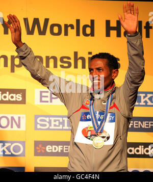 Atletica - EDF Energy Birmingham Mezza Maratona. Zersenay Tadese di Eritrea celebra la vittoria dei Mondiali Mezza Maratona 2009 della IAAF maschile a Birmingham. Foto Stock