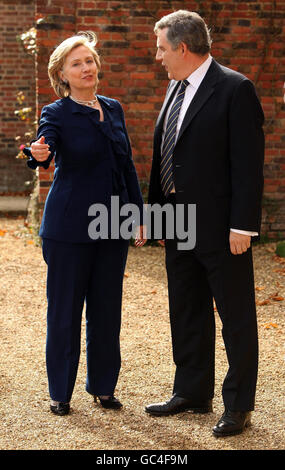 Il primo Ministro Gordon Brown saluta il Segretario di Stato degli Stati Uniti Hillary Clinton a Chequers, residenza ufficiale del primo Ministro, nel Buckinghamshire. Foto Stock