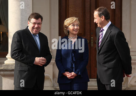 Il Segretario DI Stato AMERICANO Hillary Clinton con il Taoiseach Brian Cowen (a sinistra) e il Ministro degli Affari Esteri Michael Martin alla Farmleigh House di Dublino come parte del tour di cinque giorni di Clinton in Europa. Foto Stock