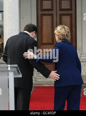 Il Segretario DI Stato AMERICANO Hillary Clinton dopo un discorso con Taoiseach Brian Cowen alla Farmleigh House di Dublino come parte del suo tour di cinque giorni in Europa. Foto Stock