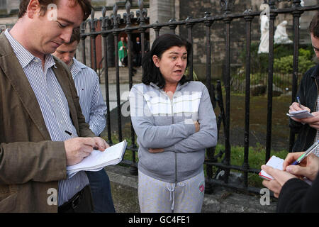 Valerie Jenocky, che conosceva Stephen Gatley come un bambino, lancia i giornalisti fuori dalla chiesa di St Laurence o'Toole in Sheriff Street, Dublino. Gately è morto all'età di appena 33 anni. Foto Stock